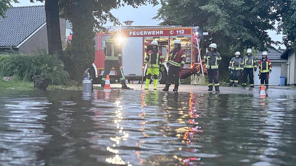 Überflutete Straßen in Wiesmoor: Am 12. Juli wurde die Stadt von Starkregen heimgesucht, die Feuerwehren waren im Dauereinsatz. Foto: Homes