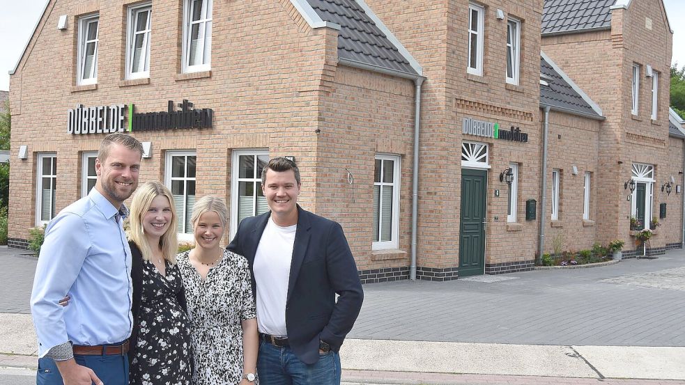 Schicke Firmenzentrale: Tim und Mareike Leuchters sowie Tomke und Hendrik Dübbelde (von links) haben Anfang des Jahres ihr neues Büro in diesem Gebäudekomplex an der Mühlenstraße in Detern bezogen. Foto: Prins