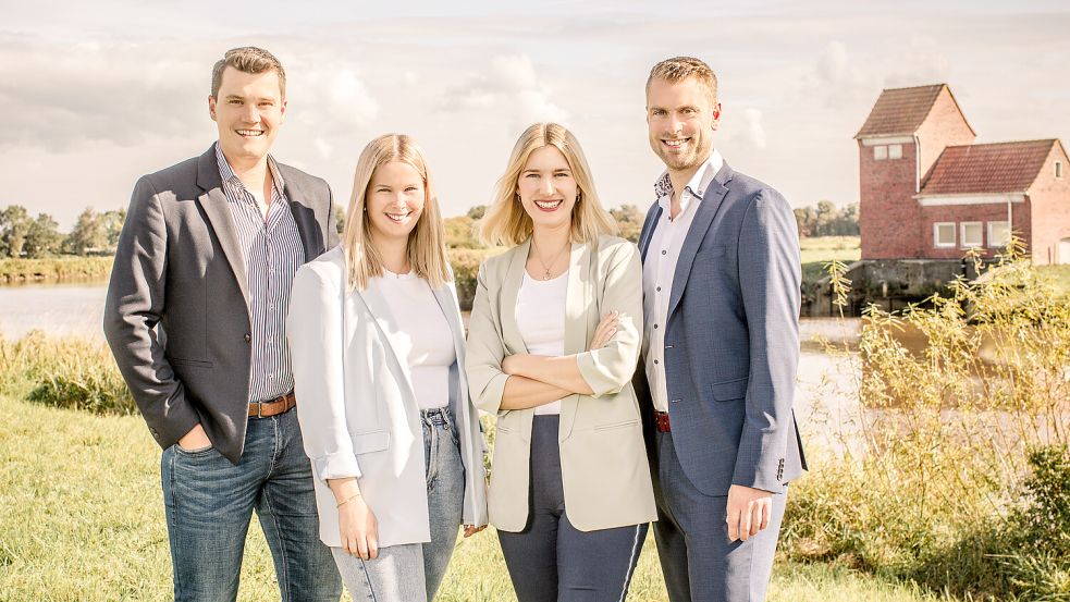 "Wir sind richtige Dorfmenschen", sagt Mareike Leuchters (Zweite von rechts). Die Firmengründerin mag Land und Leute ebenso wie Tim Leuchters (rechts) sowie Hendrik und Tomke Dübbelde. Foto: Studio Scheiwe