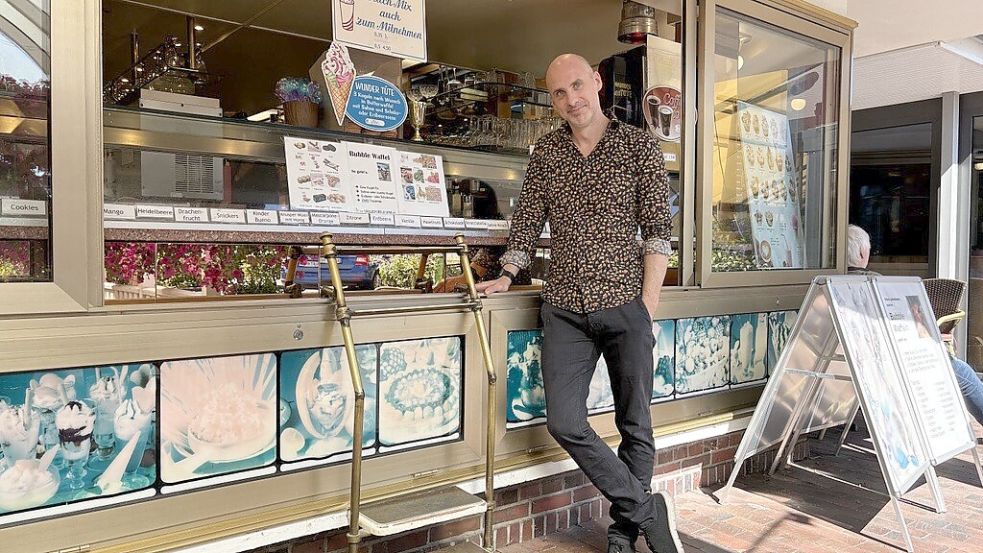 Stephen Hasbargen vor dem Eiscafé Italia in Wiesmoor. Foto: Kubassa