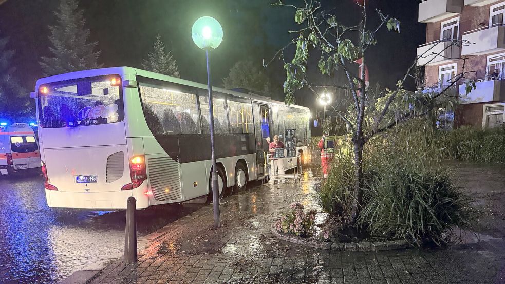 Mit Bussen wurden Bewohner des Awo-Heims in Popens am Dienstagabend evakuiert. Foto: Holger Janssen