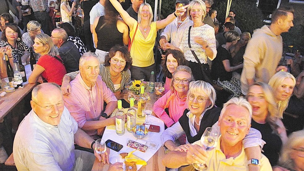 Beim Rathaus in Leer ist am Wochenende das Weinfest. Foto: Wolters/Archiv