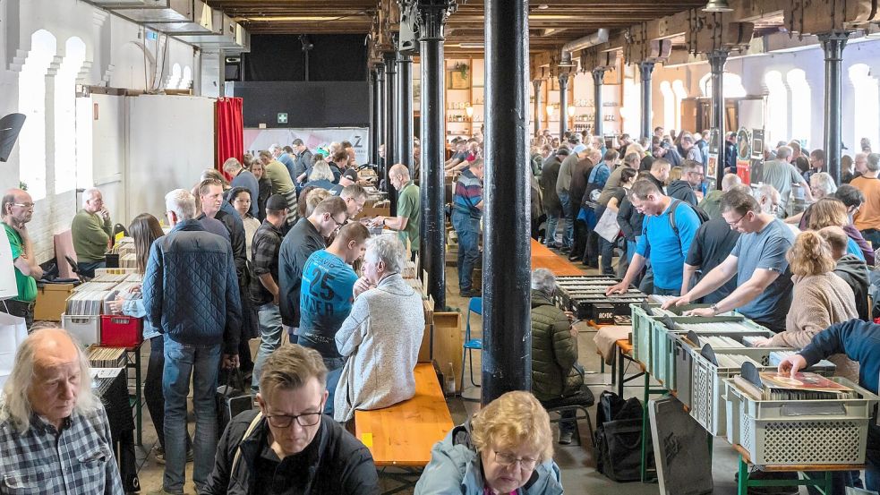 Zur Plattenbörse im Zollhaus in Leer kommen immer viele Besucher. Die Veranstaltung ist diesmal draußen. Foto: Uken-Lemke