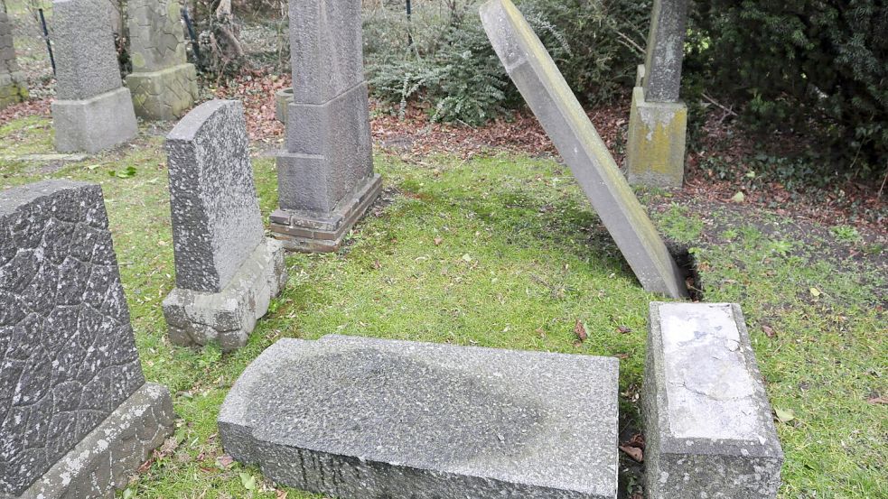 Zwei Grabsteine auf dem jüdischen Friedhof wurden Anfang Februar von ihren Sockeln gestürzt, ein weiterer war in deutlicher Schieflage. Foto: Wolters/Archiv