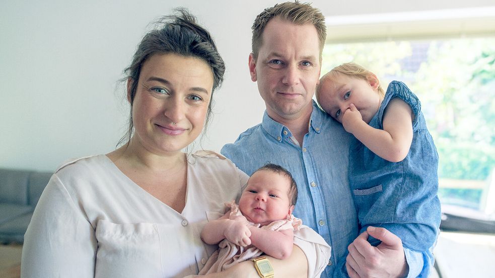 Freuen sich über die kleine Juna: (von links) Iris Woltmer, Sascha Möhlmeier und Schwester Clara. Foto: Hauke Mucha/Borromäus-Hospital Leer