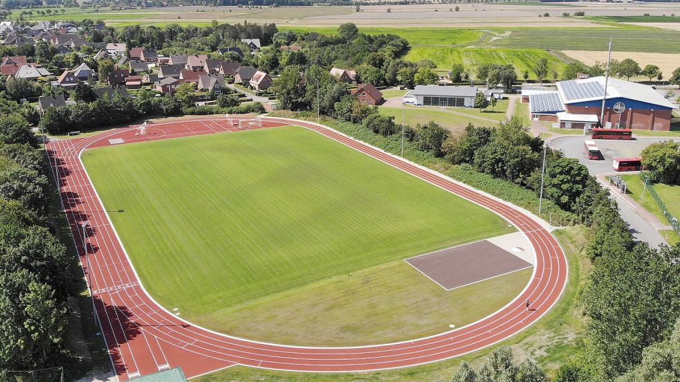 Der alte Zinnerplatz, auf dem von den 60er bis in die 80er Jahre viele große Fußballspiele und Leichtathletik-Wettkämpfe ausgetragen wurden, ist in eine moderne Sportstätte verwandelt worden. Nebenan (rechts, nicht im Bild) befinden sich Halle, Schwimmbad, sowie die Fußballplätze und das Sportheim des TuS Pewsum.Foto: Poppinga