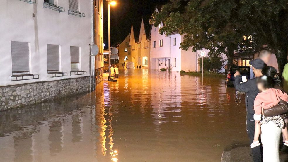 Hochwasser überflutet im Landkreis Karlsruhe eine Straße. Foto: Rene Priebe/pr-video/dpa