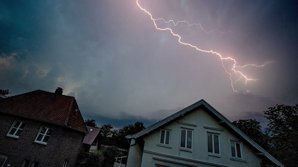 Schwere Unwetter können zu Schäden an Häusern, Überdachungen und Zäunen führen. Das wichtigste ist die Dokumentation des Schadens. Symbolfoto: Hauke-Christian Dittrich/dpa