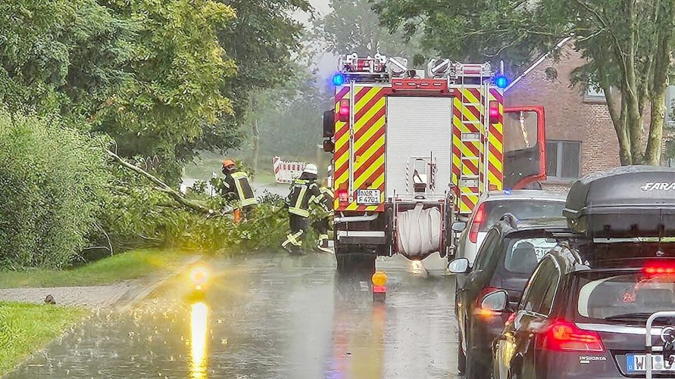 Die Feuerwehr Norden rückte am Dienstagabend nach Ostermarsch aus, wo Bäume auf die Landstraße gestürzt waren. Foto: Feuerwehr Norden