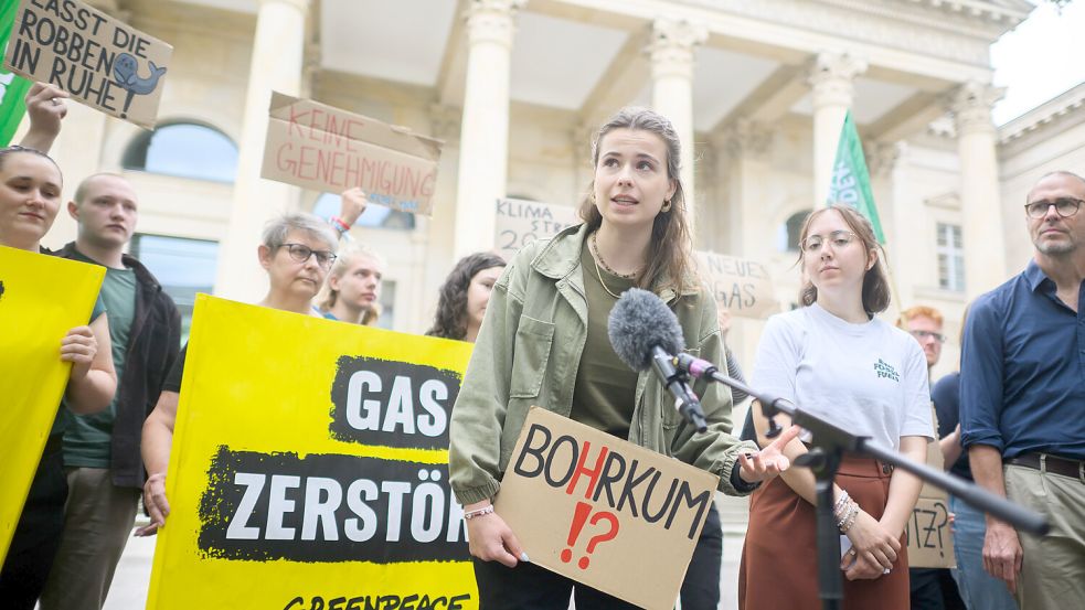 Vielleicht irren sich die jungen Leute ja doch: Luisa Neubauer, Sprecherin von Fridays for Future Deutschland, hält am 9. August ein Protestschild mit der Aufschrift „Bohrkum!?“ und spricht neben Greenpeac-Aktivisten bei einer Aktion vor dem niedersächsischen Landtag. Gemeinsam mit anderen Organisationen fordert Fridays for Future, keine Genehmigung für das Gasfeld vor Borkum zu erteilen. Foto: Stratenschulte/DPA