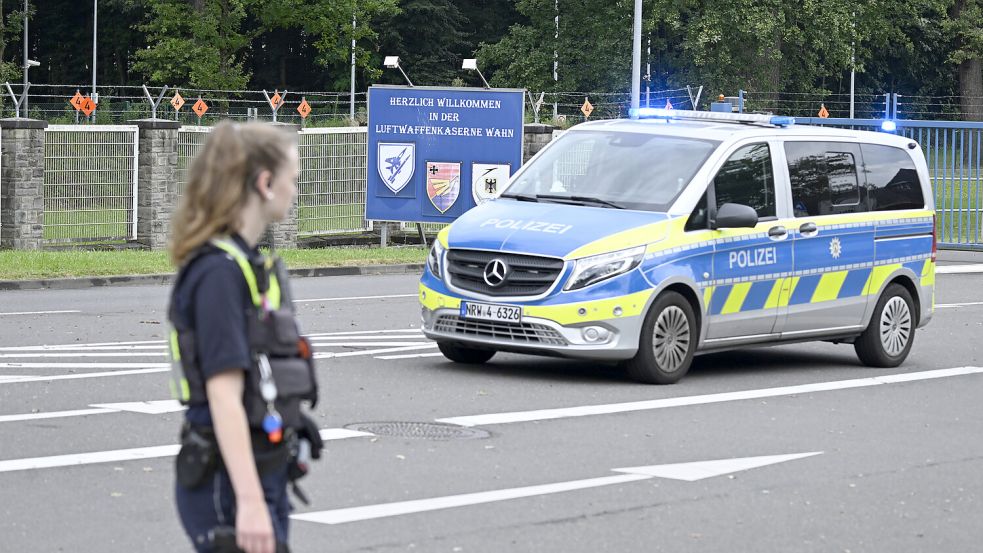 Ein Polizeiauto steht vor dem Eingang zur Luftwaffenkaserne in Wahn. Die Kaserne ist gesperrt worden. Foto: picture alliance/dpa