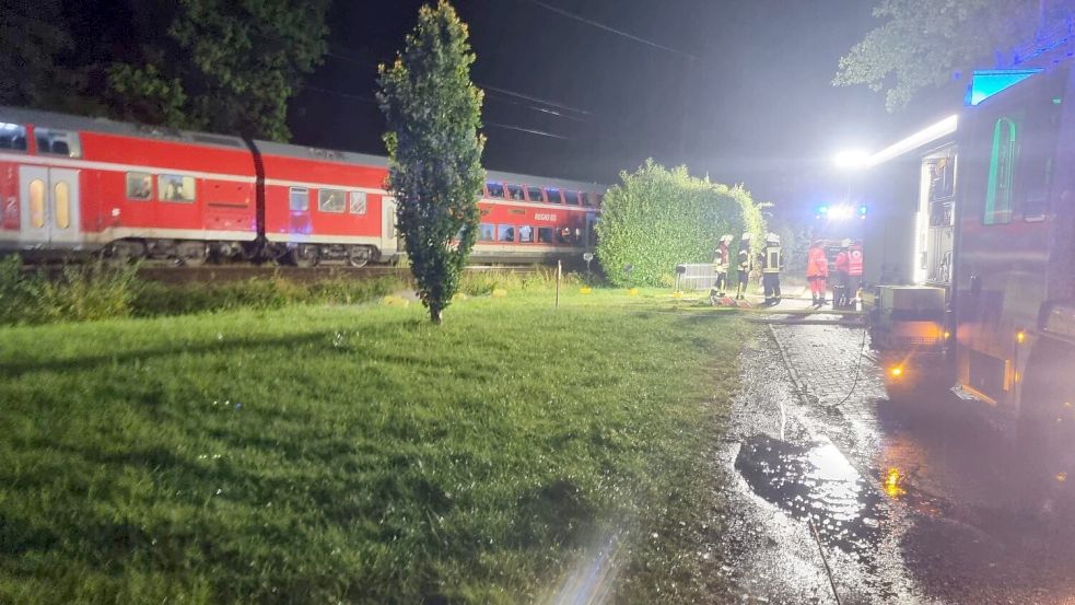 Ein Zug der Deutschen Bahn stand stundenlang auf den Schienen in Augustfehn. Rund 130 Passagiere mussten evakuiert werden. Foto: privat