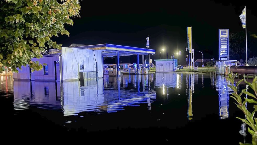 Die Tankstelle im Gewerbegebiet Süd stand am Dienstagabend unter Wasser. Foto: Holger Janssen