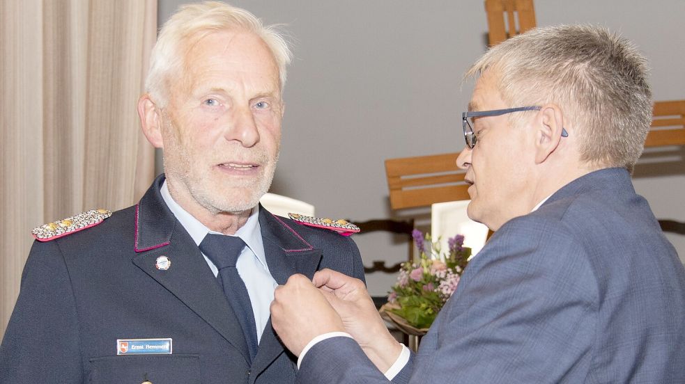 Aurichs Landrat Olaf Meinen steckt Ernst Hemmen das Bundesverdienstkreuz an. Foto: Ulferts/Pressestelle Landkreis Aurich