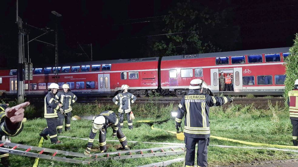 Im Landkreis Ammerland ist ein Baum auf eine Oberleitung gestürzt und hat den Zugverkehr in Apen zum Erliegen gebracht. Foto: nwz/dpa