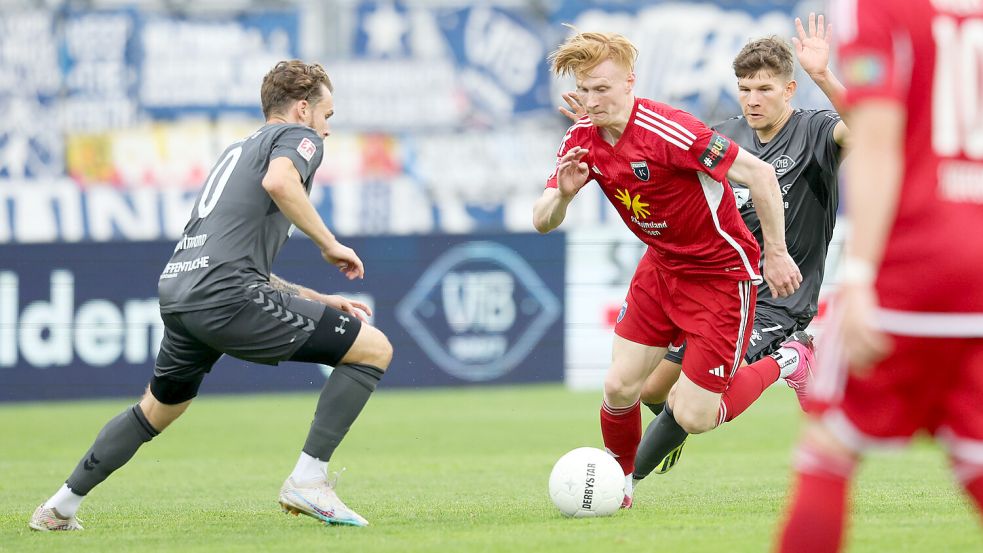 Pascal Steinwender (rotes Trikot) hat – wie sechs weitere Spieler von Kickers Emden – eine Vergangenheit beim VfB Oldenburg. Nach der Pokal-Pleite nach Elfmeterschießen wollen die Oldenburger nun in der Liga eine schnelle Revanche. Foto: Doden, Emden