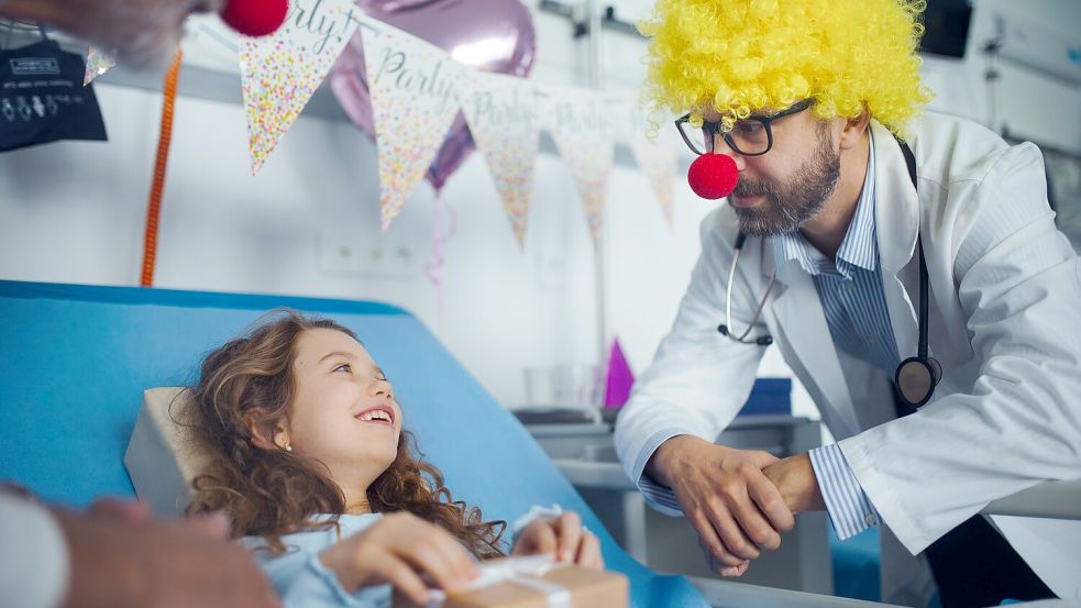 In der Kinderklinik ist eine lockere Atmosphäre wichtig – aber auch die Nähe zur Familie hilft den kleinen Patienten. Foto: IMAGO / Depositphotos