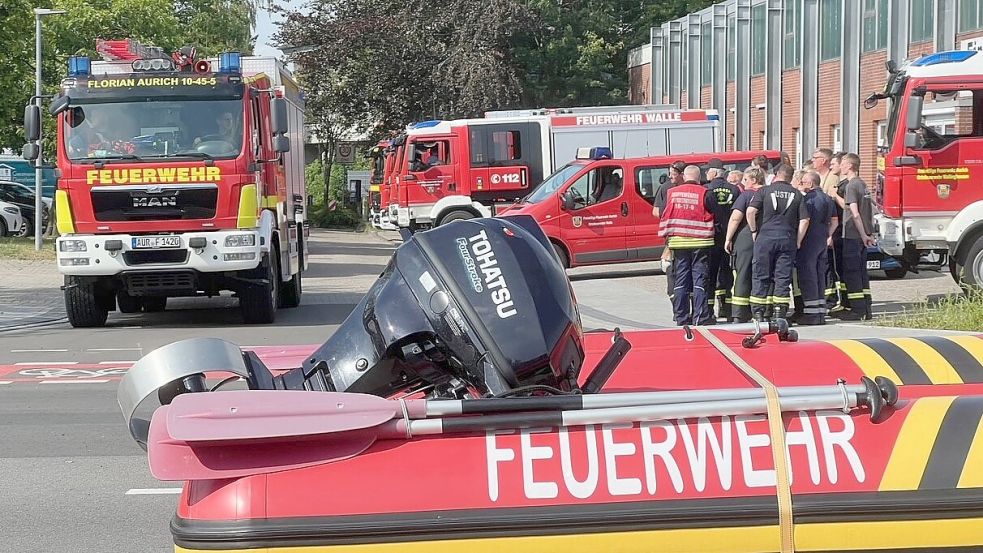 Die Auricher Feuerwehr aktivierte zahlreiche Kameraden und auch Boote für einen Großeinsatz. Foto: Volker Altrock