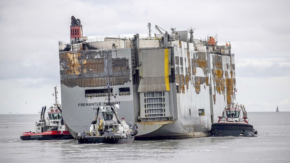 Im September 2023 wurde die schwer beschädigte „Fremantle Highway“ von Eemshaven nach Rotterdam geschleppt. Foto: Jannink/ANP/DPA