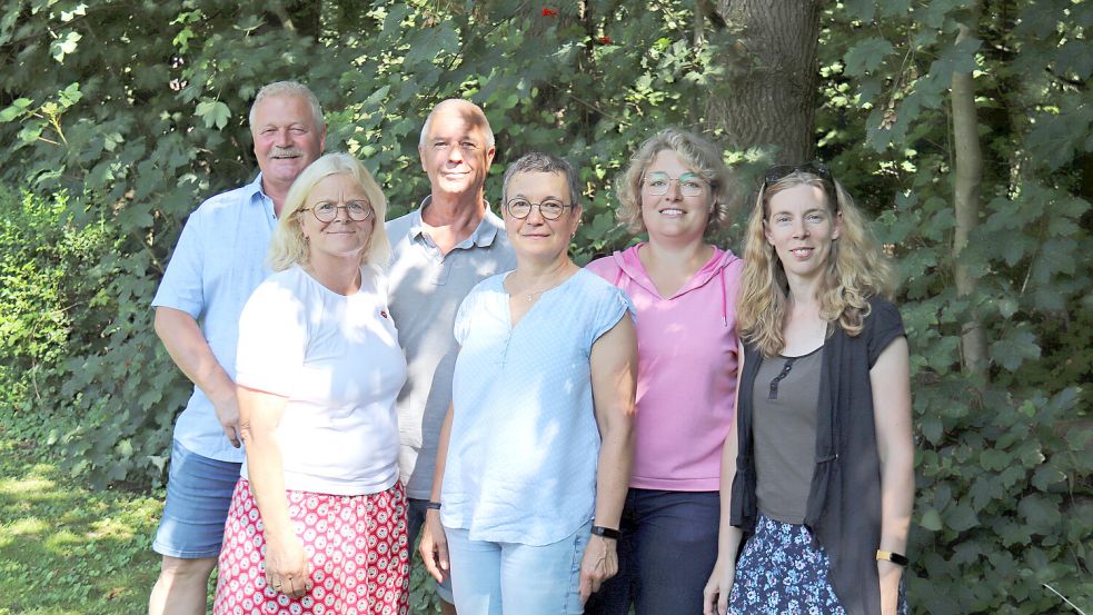 Der Vorstand der neuen Sandhorster Dorf-AG mit Beisitzer Wilhelm Ippen-de Buhr (von links), Vorsitzende Hilde Ubben, Schriftführer Hinrikus Harms, Schatzmeisterin Meike Bruns, Beisitzerin Wiebke de Buhr und der zweiten Vorsitzenden Sarah Fooken. Auf dem Foto fehlen die beiden Kassenprüfer Johann Ubben und Petra Fleßner. Foto: Heino Hermanns