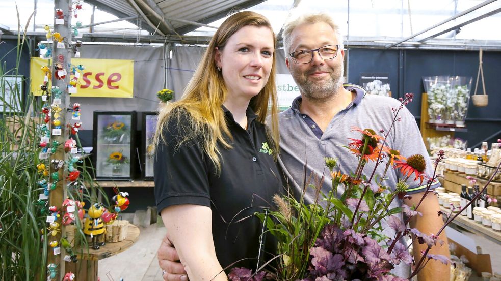 Christine Eden und Jochen Jakobs haben das Holtroper „Garten Eden“-Pflanzencenter auf Selbstbedienung umgestellt – die Idee ist aus der Not geboren. Foto: Böning