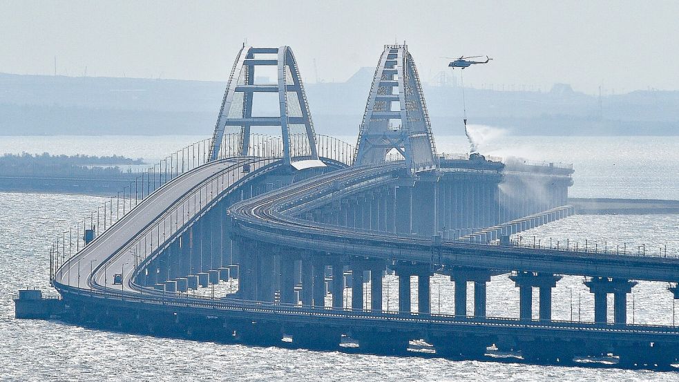 Russland meldet Abschuss von ATACMS-Paketen an der Krim-Brücke. (Archivbild) Foto: Uncredited/AP/dpa