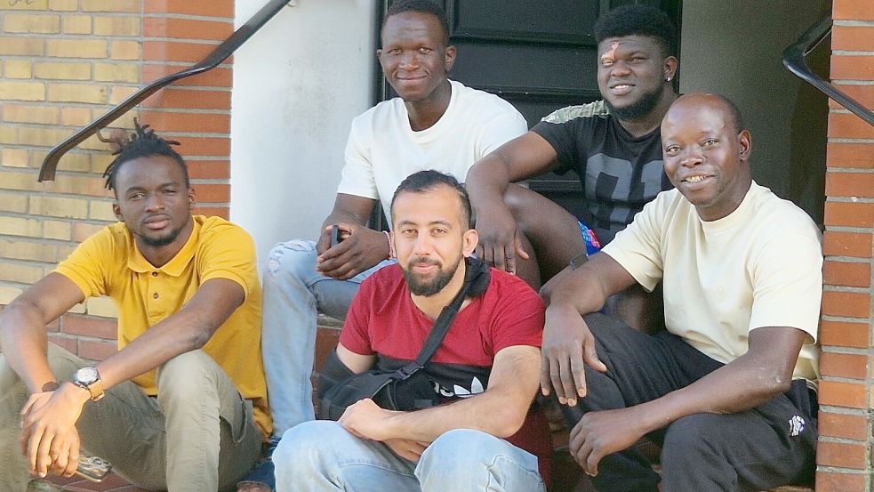 Nouhan Kaba (von links), Abdul, Shivan, Mohamed suchen eine neue Bleibe, weil die Flüchtlingssammelunterkunft in Weener Ende aufgelöst wird. Ali Koné von Verein Afrikanische Diaspora Ostfriesland machte auf die Schwierigkeiten aufmerksam. Foto: Gettkowski