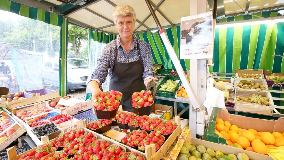 Mechthild Bischoff kommt seit Jahrzehnten aus Friesoythe mit ihrem Stand nach Wiesmoor auf den Wochenmarkt. Auch sie hat bei der Suche nach einem Ersatz für die Bäckerei de Beer geholfen. Foto: Böning