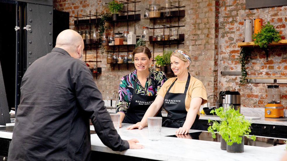 Wie beurteilt Jurymitglied Koral Elci (links) die Pannfischgerichte von Zora Klipp (rechts) und Antje de Vries (Mitte)? Foto: ZDF/Claudia Timmann