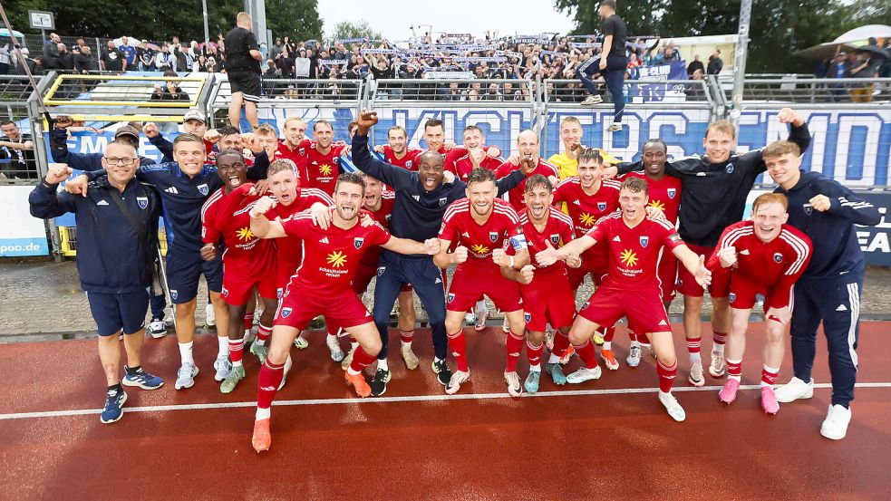 Die Emder Mannschaft posierte nach dem nächsten Derbysieg vor dem eigenen Fanblock. Fotos: Doden, Emden