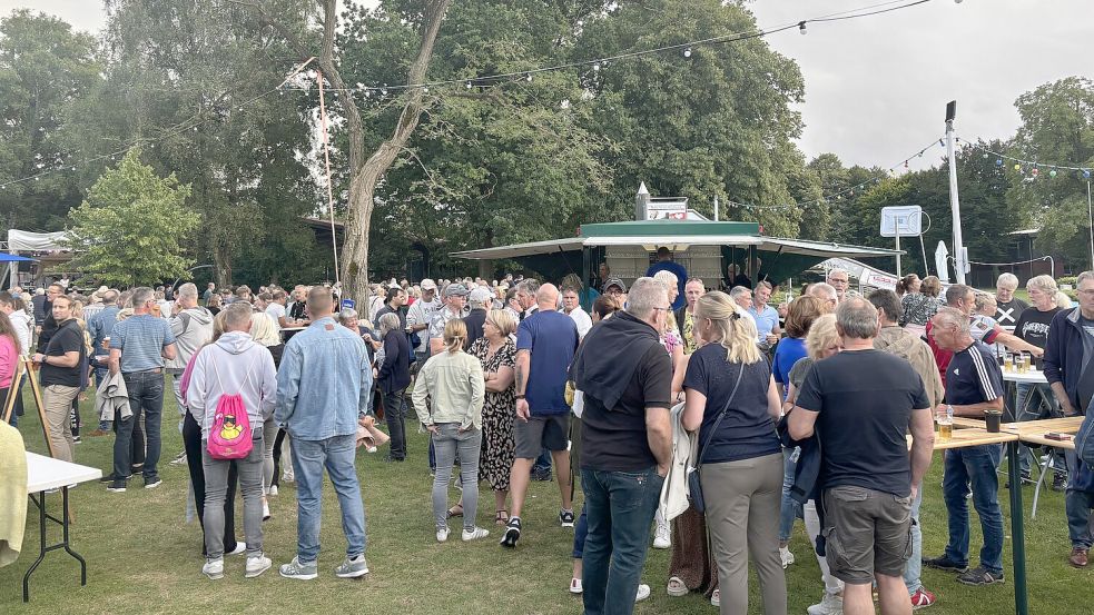 Schönstes Sommerwetter und viel Trubel: Beim dritten Mitternachtsschwimmen im Emder Bürgerbad herrschte beste Stimmung. Foto: Groenendaal