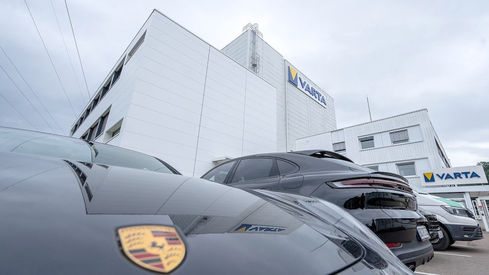 Porsche greift Varta mit der Übernahme der Tochterfirma unter die Arme. (Archivbild) Foto: Stefan Puchner/dpa