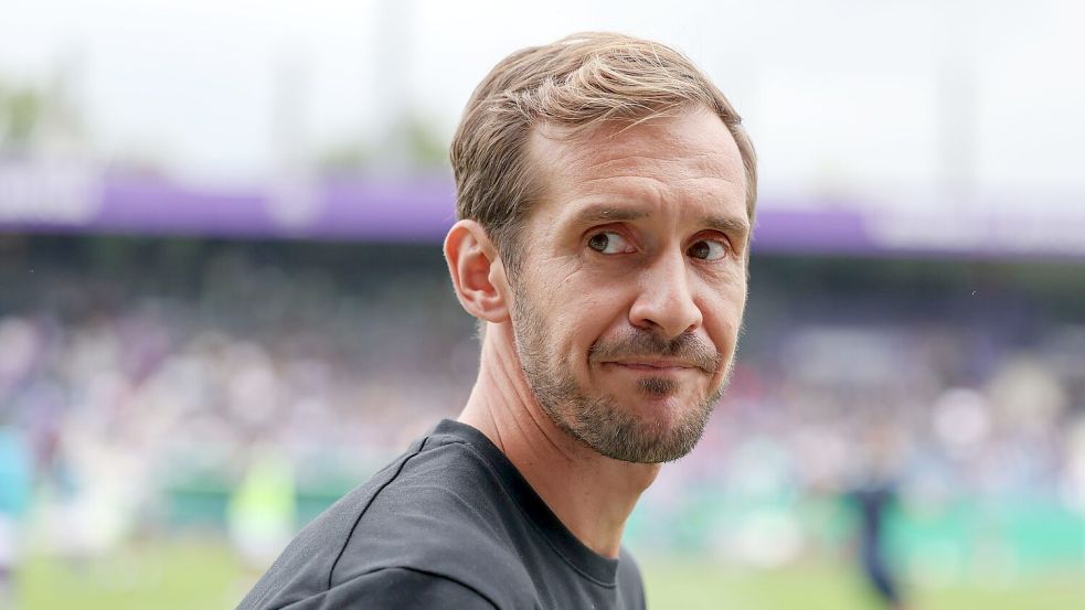 Erstes Pflichtspiel, erster Sieg: Für Freiburgs Trainer Julian Schuster lief der Pokal-Samstag gut. Foto: Friso Gentsch/dpa