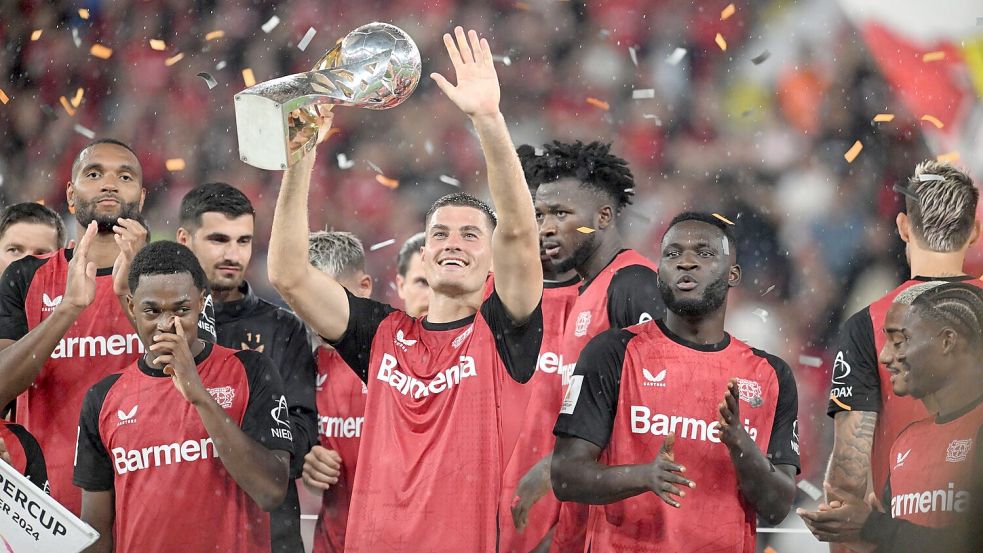 Bayer Leverkusen feiert den Gewinn des Supercups. Foto: Bernd Thissen/dpa