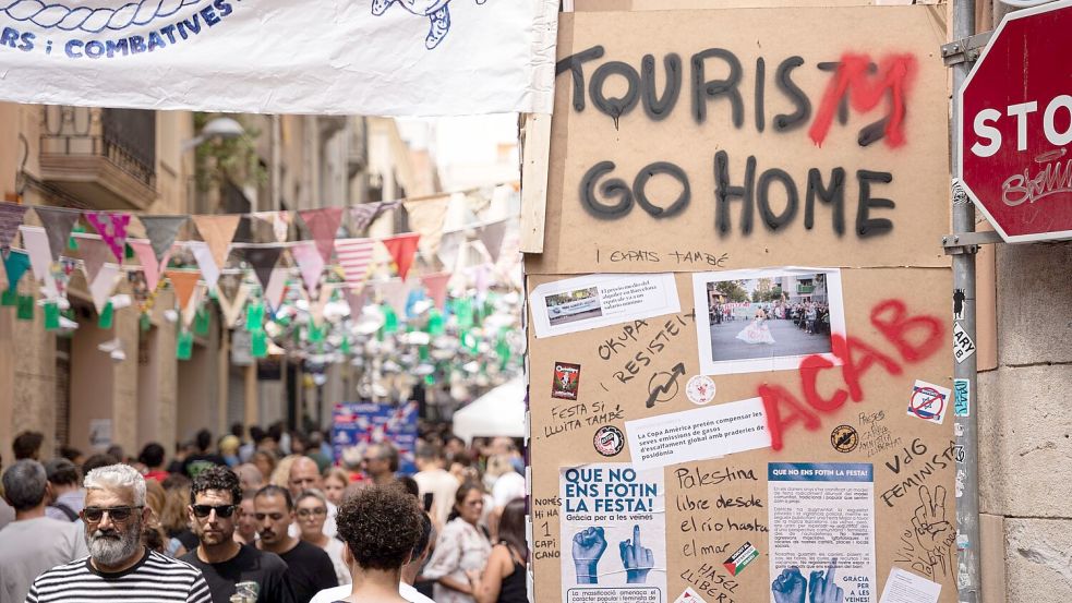 Die Botschaft an Touristen ist deutlich, auch hier bei einem Straßenfest in Barcelona. Foto: Marc Asensio Clupes/ZUMA Press Wire/dpa