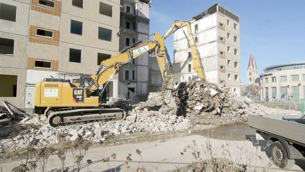 Abriss eines Wohnblocks. Über die Hälfte der Abfälle in Deutschland sind Bauabfälle Foto: Matthias Bein/dpa-Zentralbild/dpa