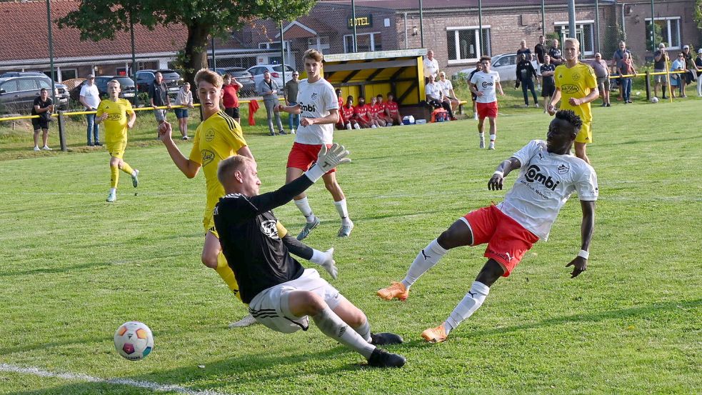 Die Szene zum 2:0: Aurichs Moustapha Camara überwindet Struddens Keeper René Breu. Fotos: Steenhoff