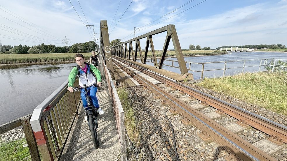 Die Eisenbahnbrücke zwischen Heerrenborg und Leer verfügt nur über einen schmalen Weg, den Radfahrer und Fußgänger nutzen können. Foto: Ortgies