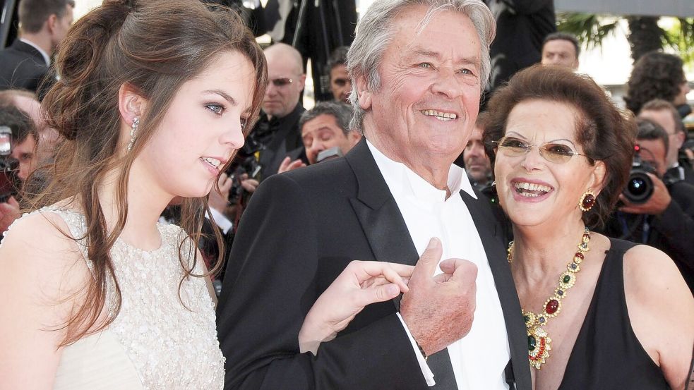 Delon galt als Frauenheld, hier ist er bei einer Veranstaltung an der Seite seiner Tochter Anouchka und der Schauspielerin Claudia Cardinale zu sehen. (Foto - Archiv) Foto: Christophe Karaba/EPA/dpa