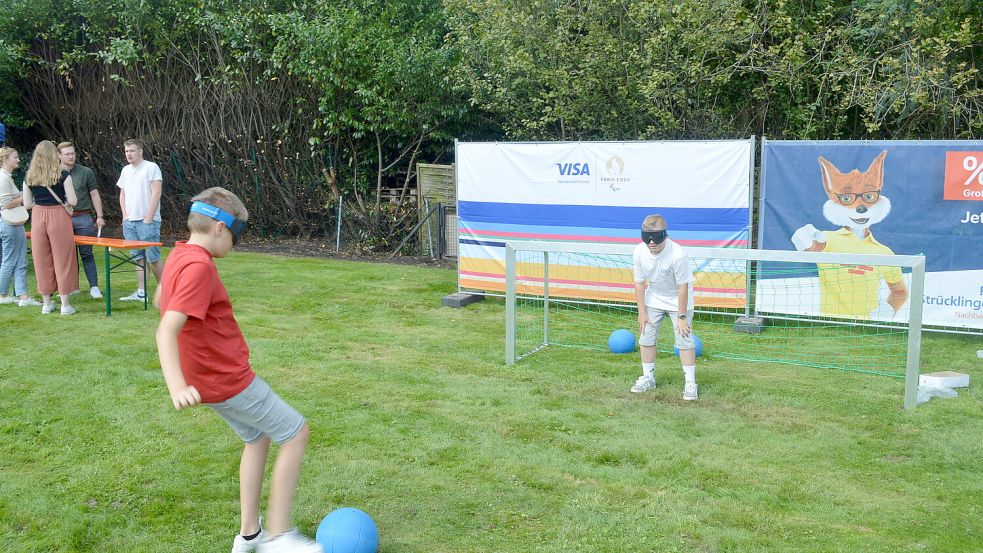 Beim Sommerfest am Idasee durften auch einige Inklusionssportarten wie „Goalball“ ausprobiert werden.