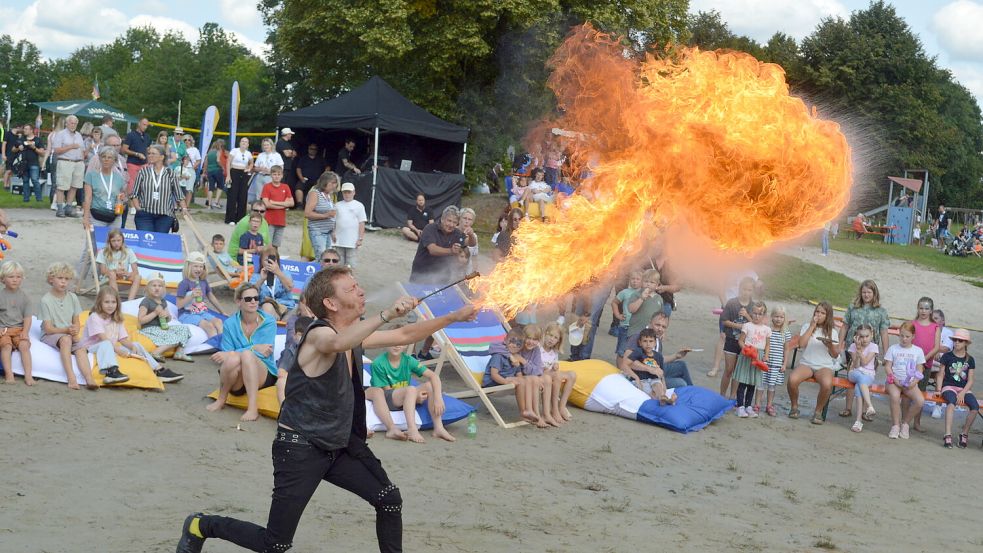 Ein Feuerschlucker beeindruckte das Publikum mit seiner Show. Fotos: Weers