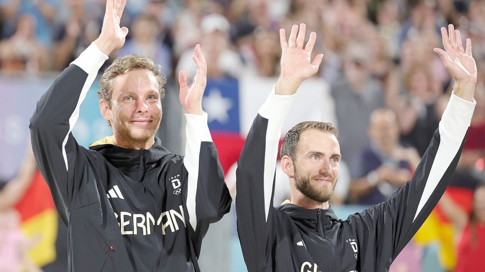 Nach Platz zwei bei Olympia sind Nils Ehlers (l) und Clemens Wickler auch bei der EM erfolgreich. Foto: Rolf Vennenbernd/dpa