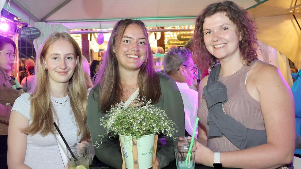 Hilke (von links), Anna und Kyra besuchten das Stadtfest am Sonnabend. Foto: Helmut Vortanz