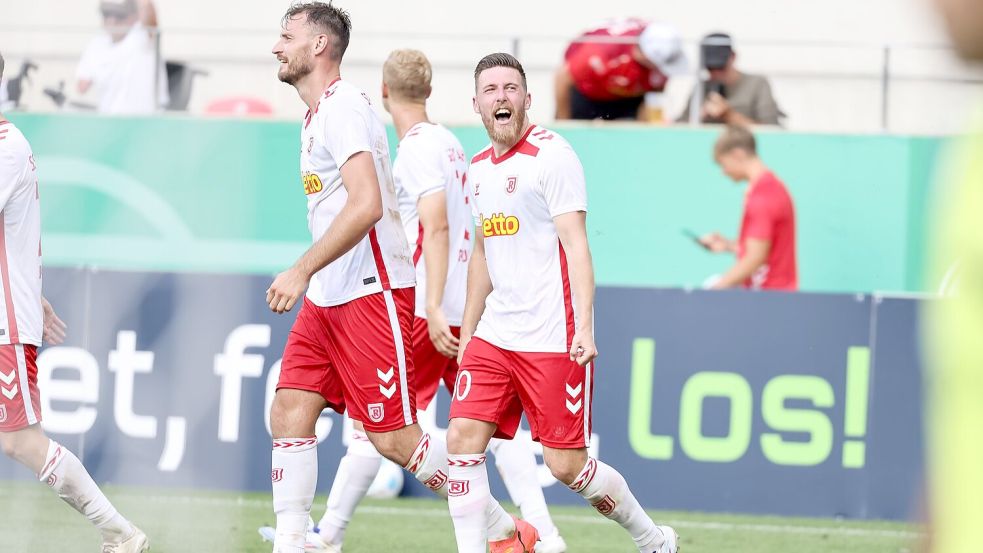 Regensburgs Christian Kühlwetter jubeln über Ballas Tor zum 1:0. Foto: Stefan Bösl/dpa