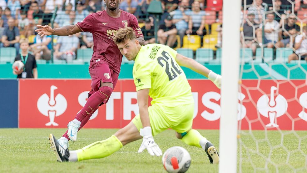 Samuel Essende von FC Augsburg trifft zum 2:1 gegen Viktoria Berlin. Foto: Andreas Gora/dpa