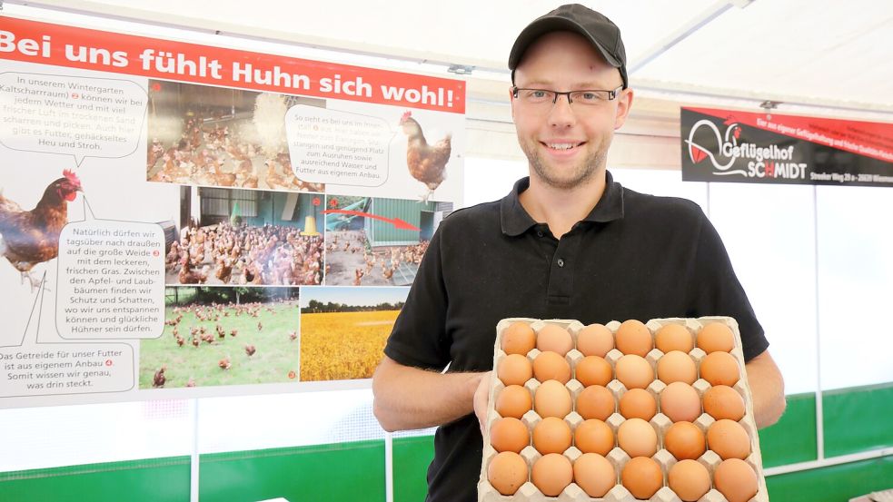 Tobias Schmidt vom Geflügelhof Schmidt in Wiesmoor hält den braunen Eiern die Treue. Für ihn zählt der Wunsch der Kunden. Foto: Böning