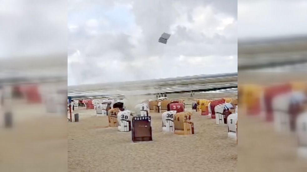 Eine kräftige Windhose riss am 8. August 2024 am Borkumer Strand Strandkörbe in die Höhe. Foto: NSN