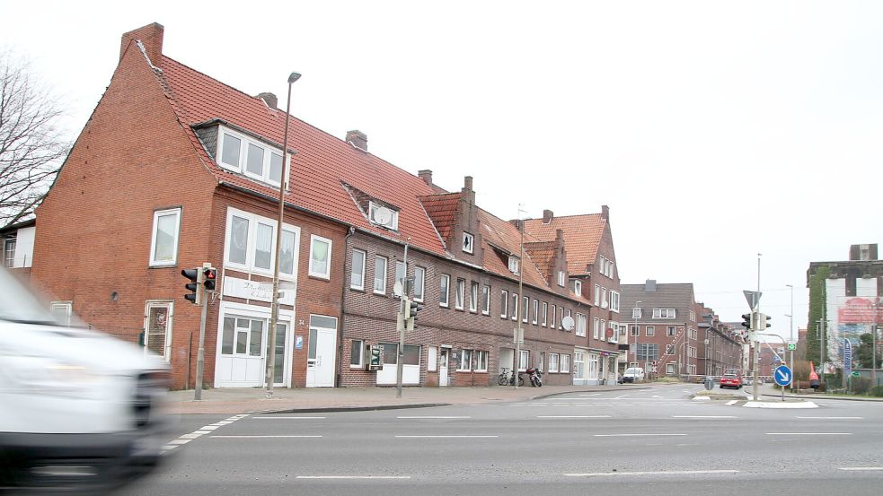 Zunächst ging es bei dem Sanierungsprojekt nur um diese Häuserzeile an der Nesserlander Straße. Jetzt ist die Fläche deutlich größer. Foto: Päschel/Archiv