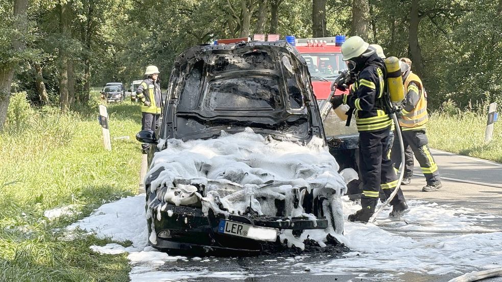 Die Feuerwehr musste dieses Auto am Samstag in Rhauderfehn löschen. Foto: Hellmers