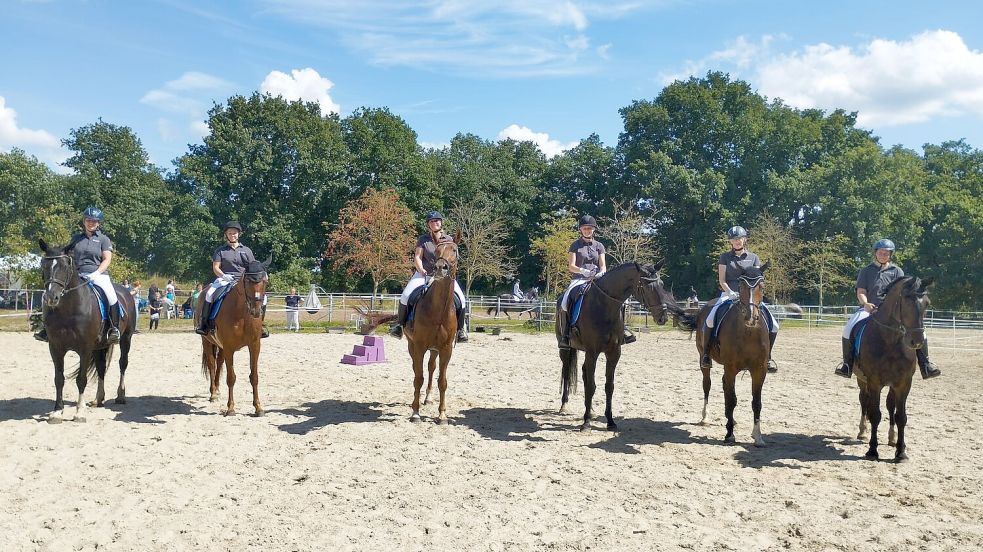 Sechs Reiterinnen aus dem Wiesmoorer Verein zeigten mit ihren Pferden eine Quadrille.